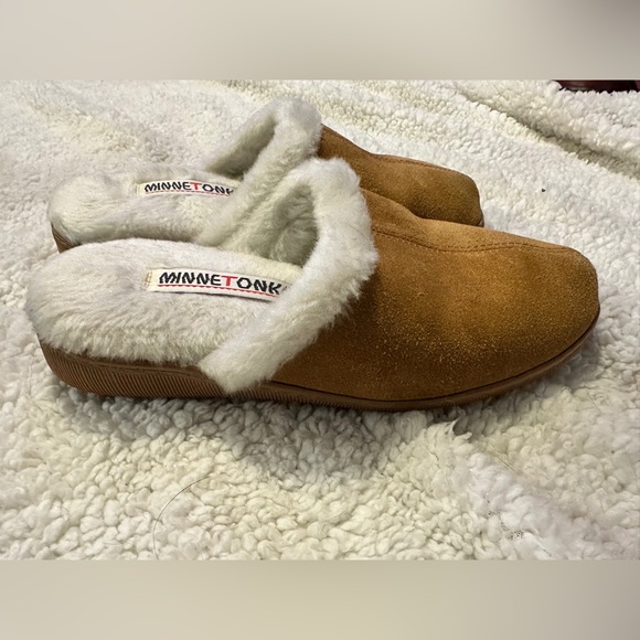 Minnetonka Tan and Cream Chesney Slippers - Picture 7 of 15